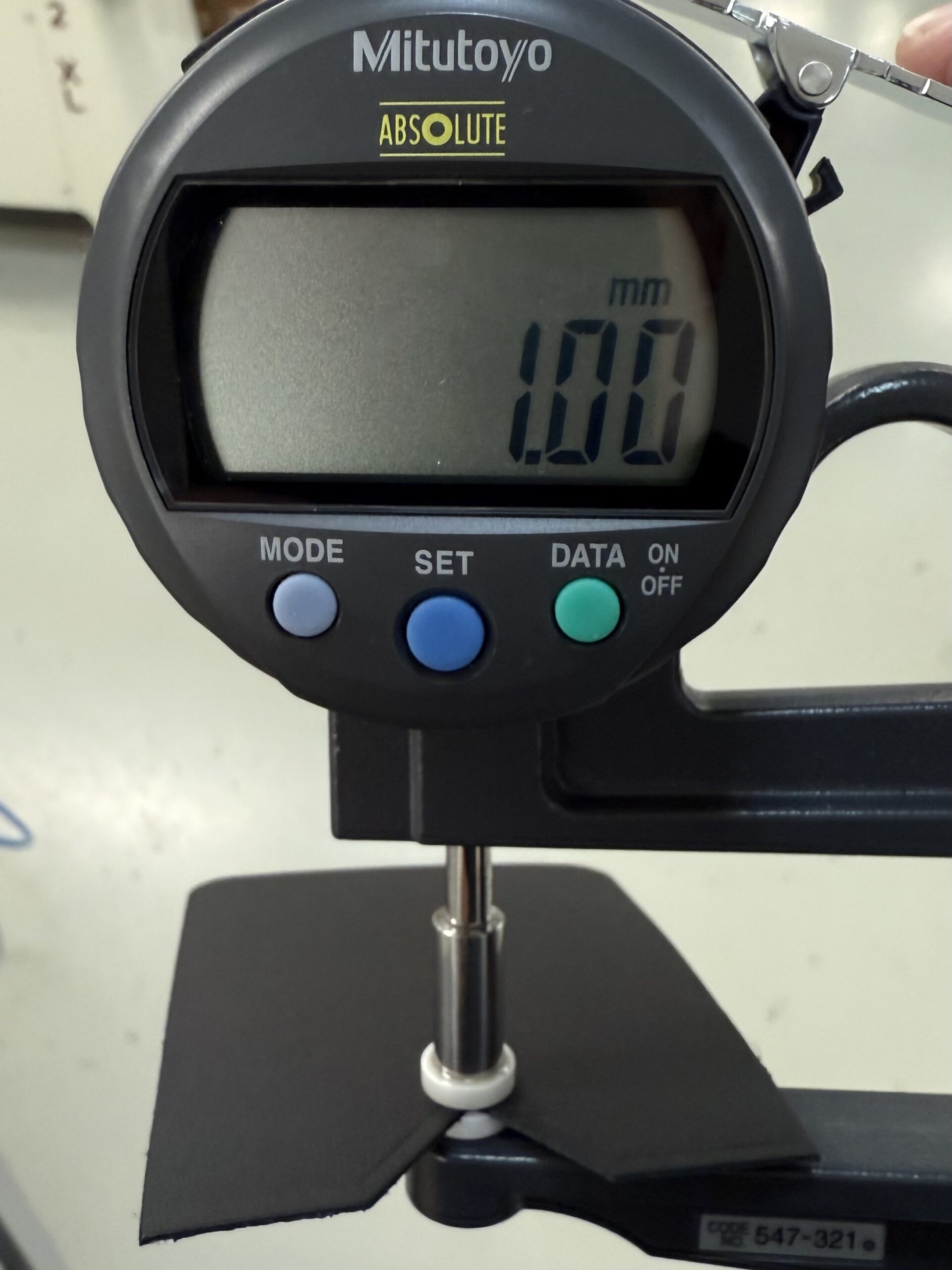 Misurazione dello spessore di un materiale con comparatore digitale Mitutoyo presso 2ME LAB